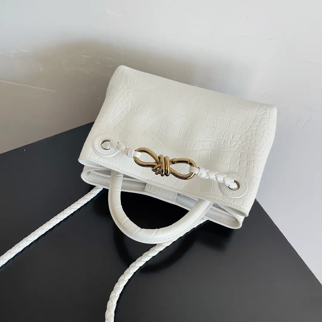 Batch 2880 BOTTEGA VENETA new women's crocodile leather ANDIAMO is shipped! ! ! As a classic model of the BV family, each innovation brings different surprises to fans. There are three ways to carry it with different makeup. Crocodile skin is called the gold in leather and is famous for its top luxury and rarity. During use, the luster of the crocodile skin will not fade or fade with time. No matter how long it is used, it will still remain new. And because each crocodile skin is different, the effect of each crocodile leather bag is different. Style number: 777614 Size: 22*9*15.5cm